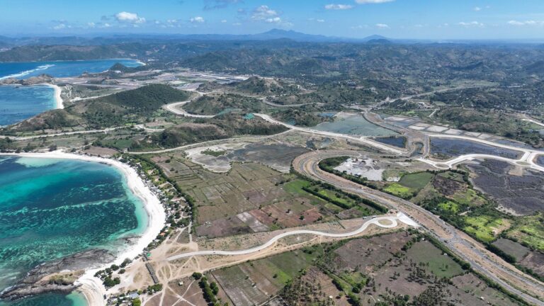 Drone view Sirkuit Mandalika dengan latar belakang laut biru Lombok