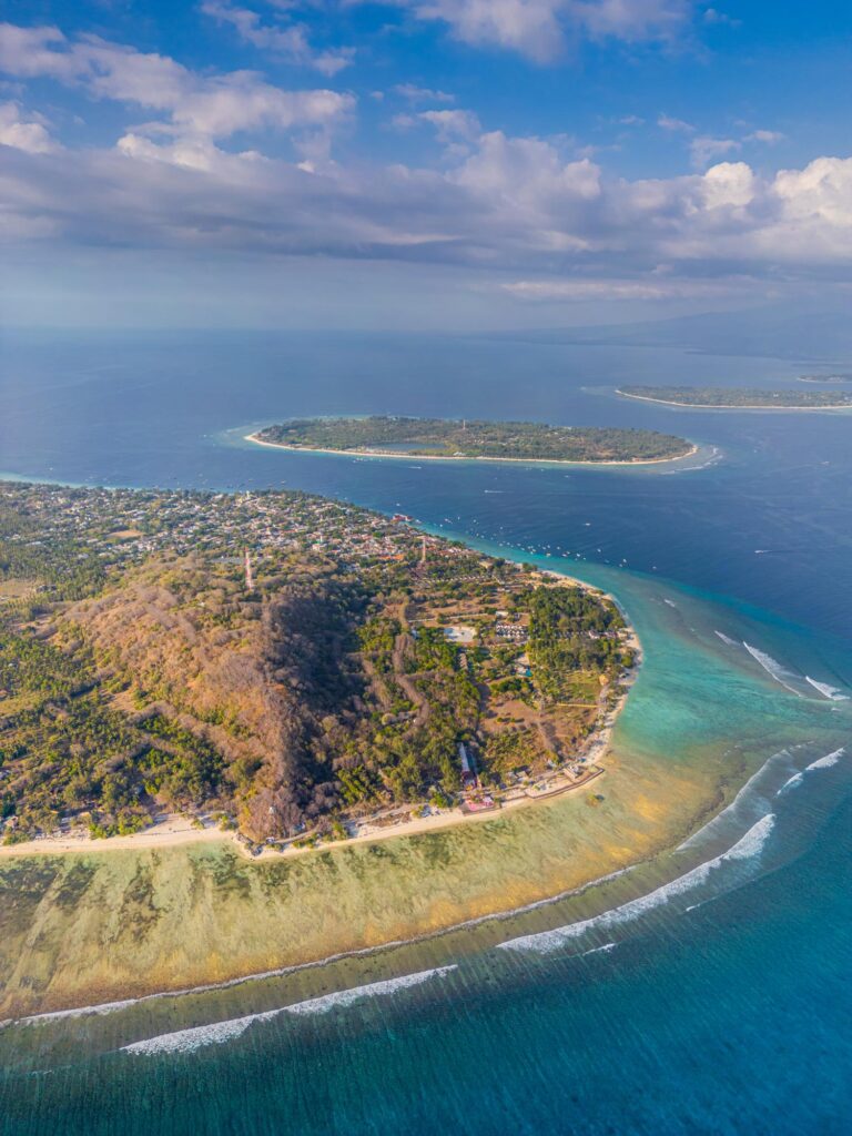 Pemandangan udara Gili Trawangan Lombok dengan laut biru jernih dan garis pantai pasir putih