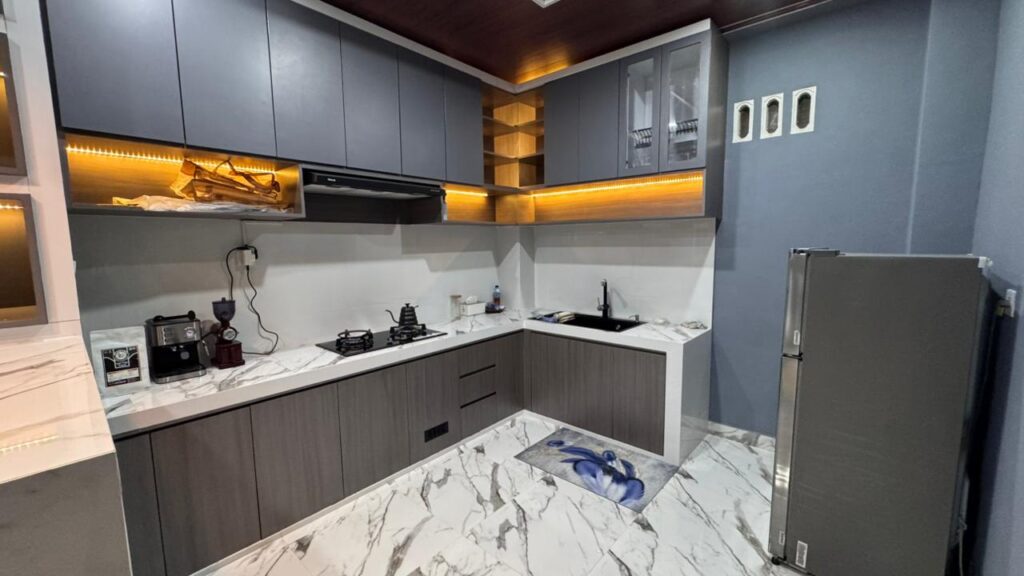 Dapur modern villa di Lombok dengan kitchen set minimalis dan pencahayaan hangat