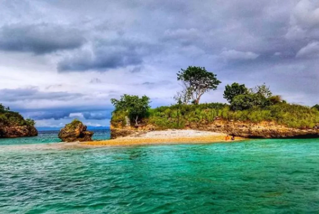 Pulau kecil Gili Petelu di Lombok Timur dengan air laut jernih dan perahu nelayan