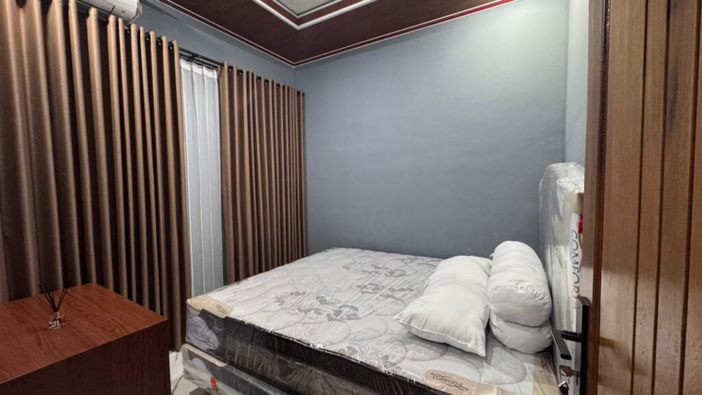 Kamar tidur villa Lombok dengan kasur king size, tirai tebal, dan desain interior modern