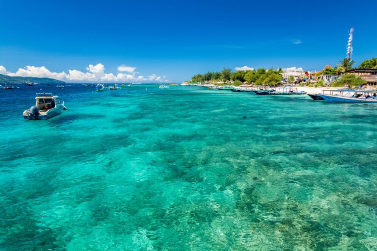 Wisatawan snorkeling di Gili Trawangan dengan terumbu karang dan ikan tropis